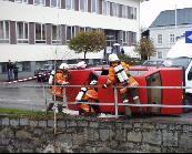 Rescuing persons out of a crashed car /   Menschenrettung aus einem verunfallten Fahrzeug (Ferdinand,   Dr. Gebetsberger, Wolfgang)