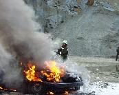 Extinguishing a burning car / Loeschen eines brennenden Autos mit Schaum