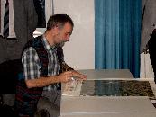 The department head is signing his presents. / Der Institutsvorstand unterschreibt seine Geschenke.
