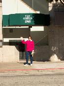 Amelia vor 'Amelia' / Amelia in front of 'The Amelia'